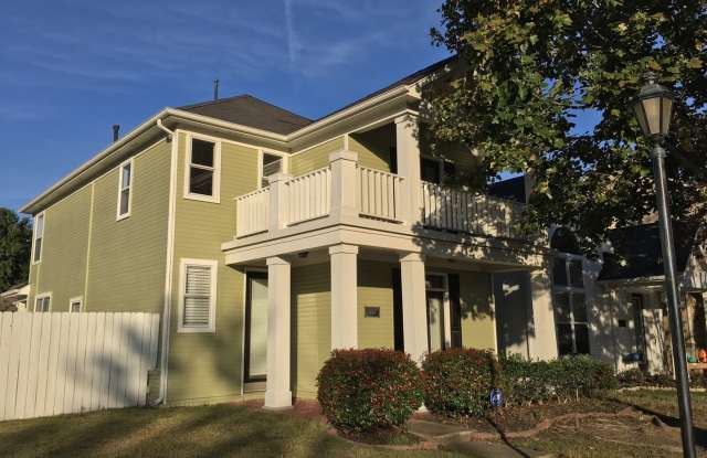 Updated 3BR/2.5ba in Harbor Town with huge fenced in yard w/ fire pit.  One small pet is allowed, fees apply. photos photos