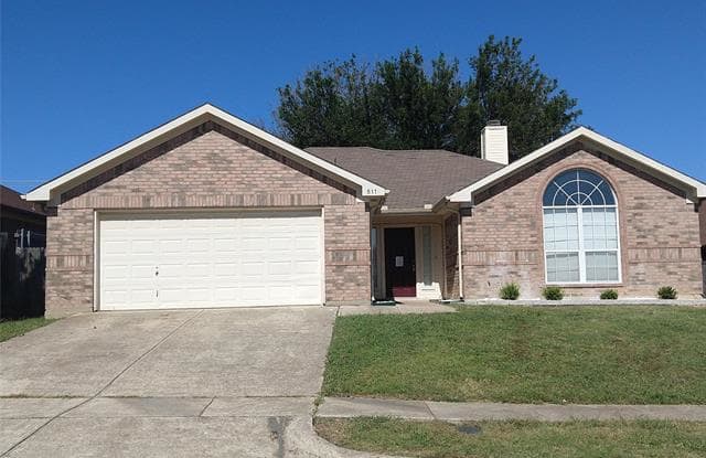 811 W Lonesome Dove Trail - 811 West Lonesome Dove Trail, Arlington, TX 76001