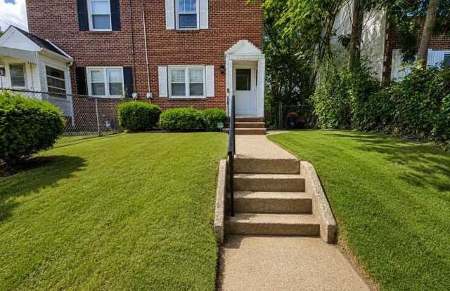 Spacious 2-Bed Townhouse-Style Home | Private Outdoor Space Gallery 1