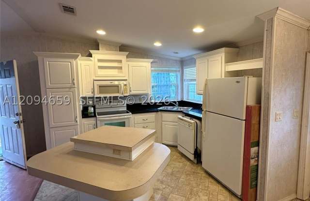 21631 NW 8th Ct Gallery 2