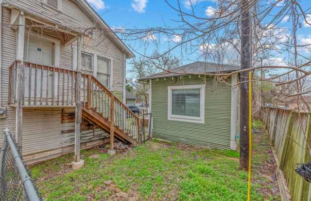August Move In! 1 Bed, 1 Bath Garage Apartment near Downtown Bryan photos photos