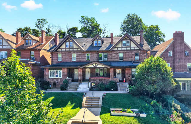 *Beautifully Updated & Spacious 4BD/2.5BA Townhouse Available in Squirrel Hill* Gallery 1