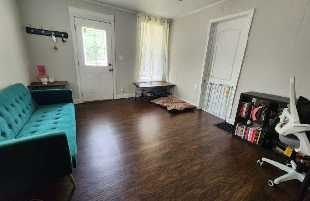 2 Bedroom Home in Bloomington! Gallery 3