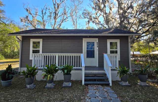 3/1 - Renovated Ranch-Style home minutes from Downtown photos photos