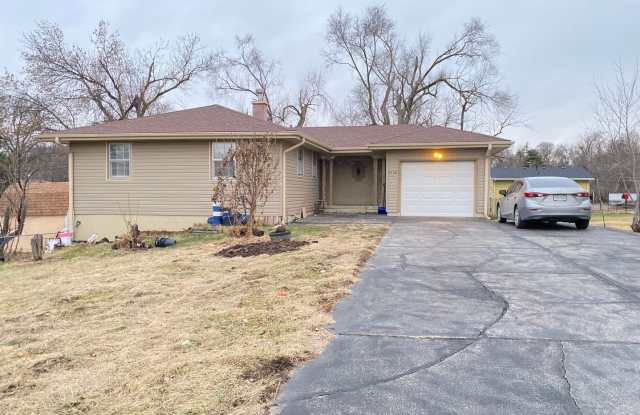 A wonderful 4-bedroom house in the Benson Gardens area - near Walmart Neighborhood Market, Asian Market, Hyvee, BestBuy, Target, Dollar Tree, and so on! photos photos