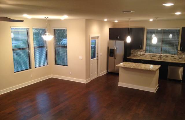 UT PRE-LEASE: 2013 Construction - 6 bed / 3 bath, top of the line finishes Gallery 4