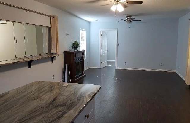 830 Comanche Trail Gallery 4
