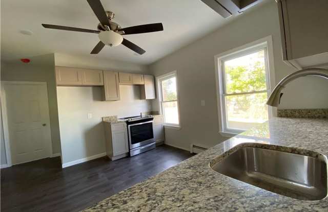 Newly Remodeled 3 Bedroom on 1st Floor Gallery 4