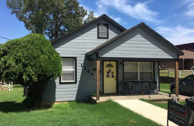 Two Bed, One Bath, Cable and Internet Included - 1104 Citizen Street, Jonesboro, AR 72401