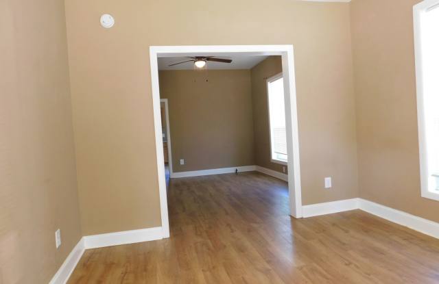 Cute 2 Bedroom 1 Bath House with Great Backyard Gallery 4