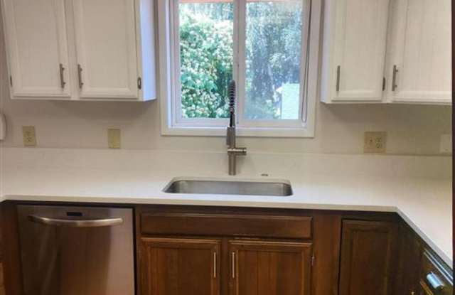 3 Bedroom, 2 Bathroom Home! Gallery 4