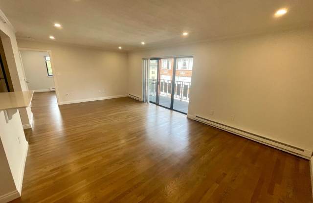 Penthouse 1 Bedroom 1.5 bath with laundry in unit - elevator building with pool and gym photos photos