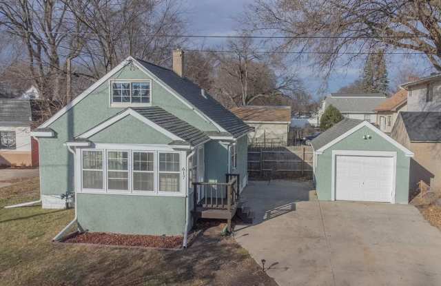 2 Bed | 1 Bath | Single-Family Home Near Downtown - 617 12th Street Southeast, Rochester, MN 55904