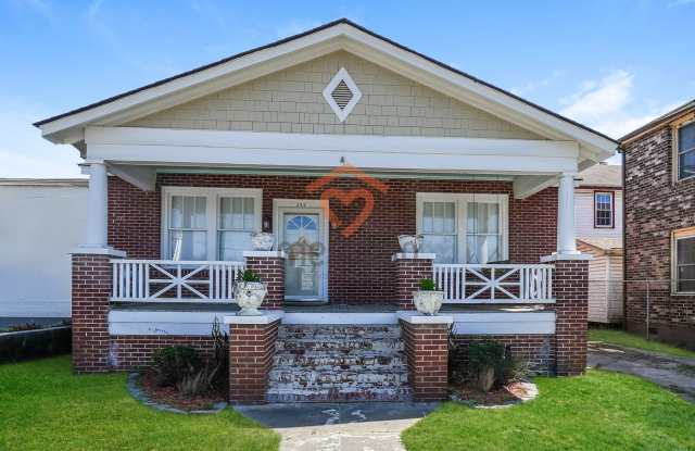 **Charming 1920s Single-Family Home with Private Parking in the Heart of Charleston** photos photos **Charming 1920s Single-Family Home with Private Parking in the Heart of Charleston** photos photos