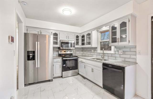*MOVE IN SPECIAL* $250 Off First Full Month's Rent OR Free 55in TV! Beautiful 4 Bedroom and 2 Bathroom House in Independence photos photos