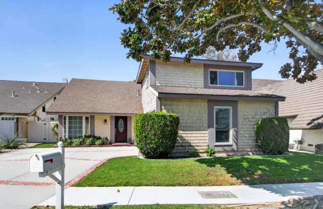 Tustin Cul-de-Sac Home with Expansive Backyard Gallery 1