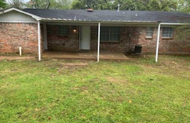4/2 fenced back yard Gallery 3