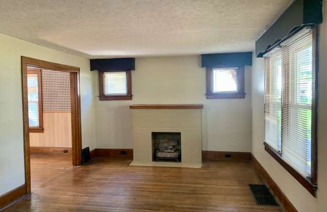 1525 Miami Ct Ne Gallery 2