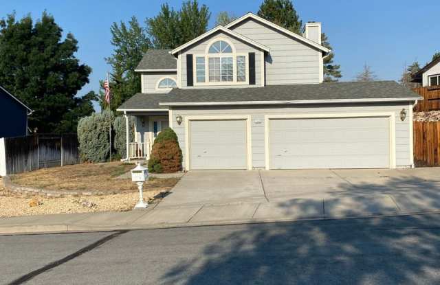 Spacious 4 Bed Home with 3 Car Garage off of Vista!!!!! photos photos