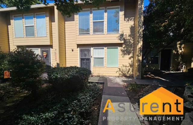 Remodeled 3BR/1.5BA Medford Townhome with In-Unit Laundry & Fully Fenced Patio! Gallery 3