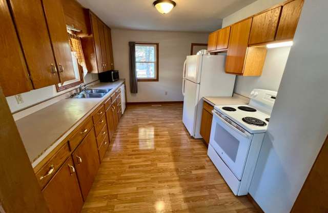 $1195| 2BD 1BA| 5424 104th Street| Available Now! Gallery 3