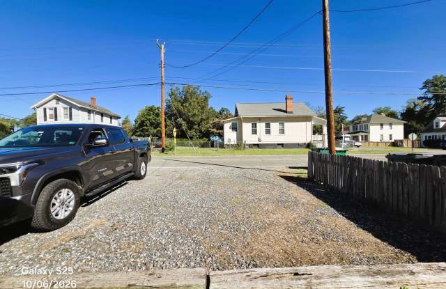 Brick Duplex with 3 bedrooms and 1 bath for rent. Gallery 4
