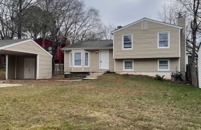122 Grenoble Rd: 3 bedroom 2 bath split level home with 1-car detached carport. Optional 4th bedroom/bonus room and family area with stone fireplace. Convenient location for rent in Peachtree City. AVAILABLE NOW! - 122 Grenoble Road, Peachtree City, GA 30269