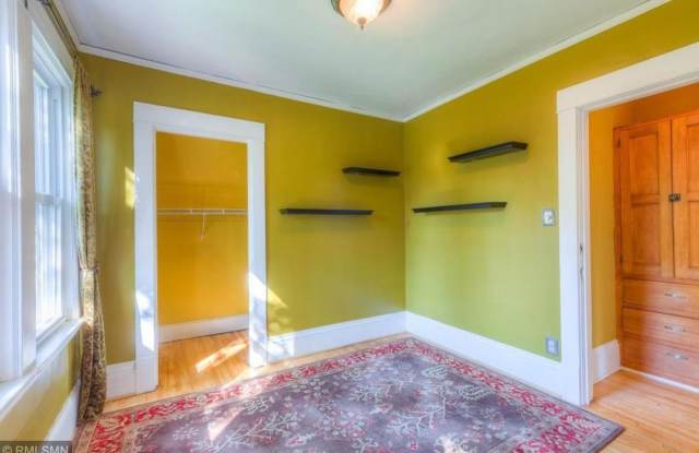 Large 6 bedroom house near Hamline University- June 2027! Pet Friendly Gallery 4