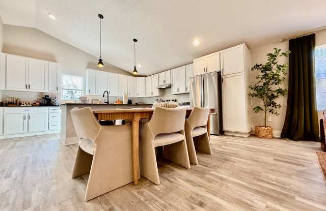 5 Bed 3 Bath Home With Hot Tub In West Chester, OH Gallery 4
