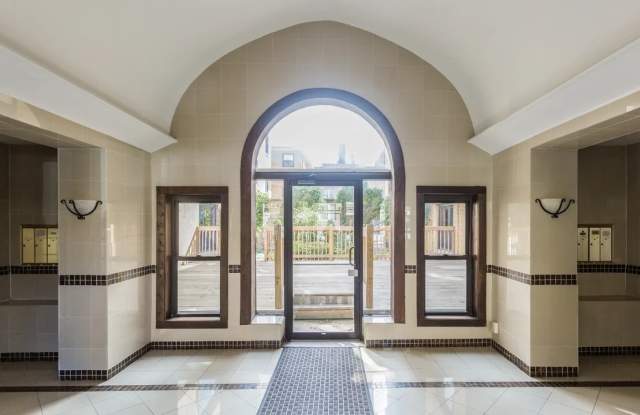 1901 West Wilson Avenue Gallery 2