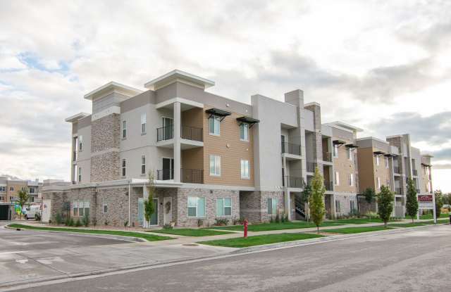 Charming Ashton Model Condo in Vista View: Includes Attached Garage! - 2347 East 920 South, Spanish Fork, UT 84660