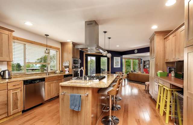 Large 4 bedroom home with Garage - ALL UTILITIES INCLUDED Gallery 2