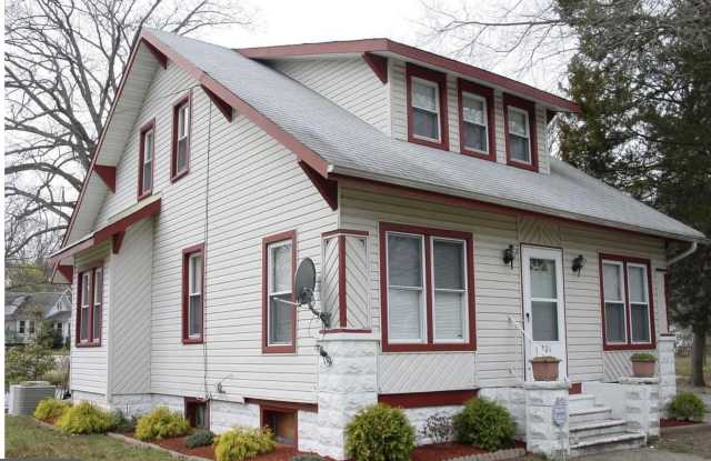 201 GIRARD Road N Gallery 1