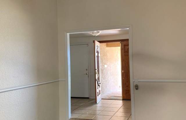 13827 Paddock St. Gallery 4