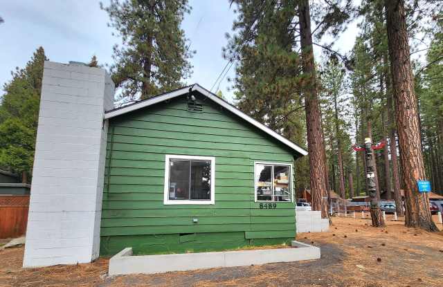 LONG-TERM RENTAL:  Studio with Shared Kitchen and Free Parking Gallery 3