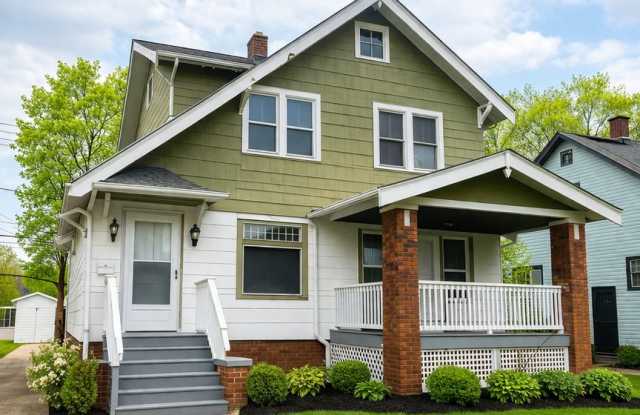 Your Cozy 3-Bedroom Home in Garfield Heights photos photos