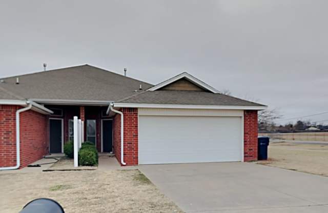 Very nice 3 bedroom 2 bathroom duplex in the  Yukon school district Gallery 1