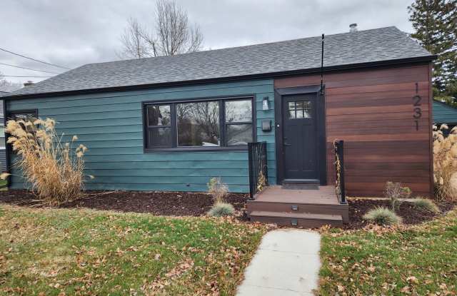 Beautiful 3-bedroom, 2-bathroom home in Bettendorf - 1231 14th Street, Bettendorf, IA 52722