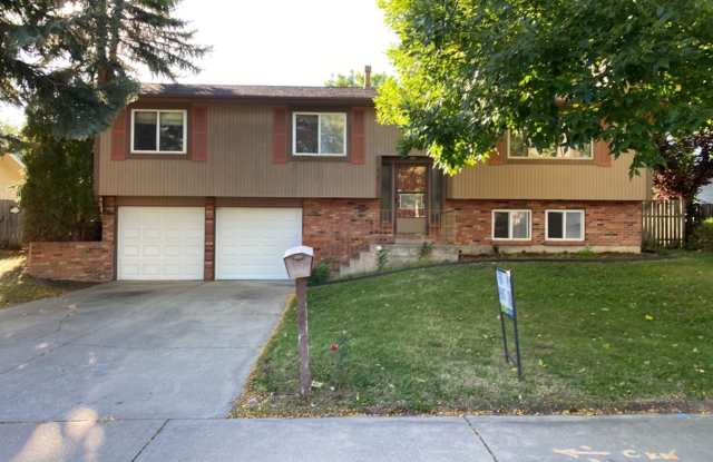 STUDENTS WELCOME! 5 Bedroom 3 Bathroom Bi-Level Single-Family Home in Midtown Fort Collins - Students and Pets Welcome - 3131 Killdeer Drive, Fort Collins, CO 80526