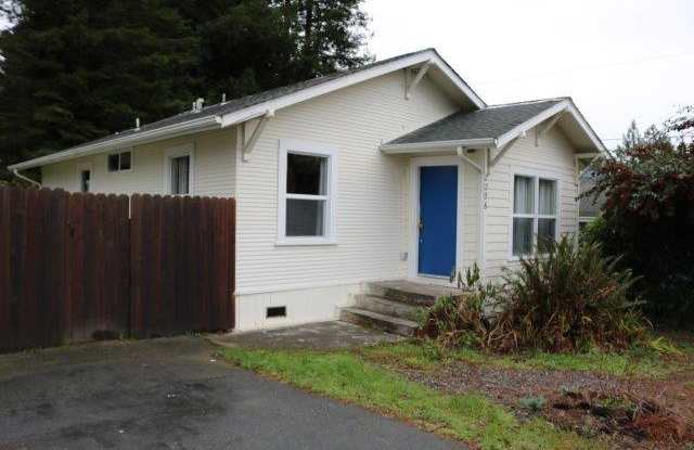 Near Sequoia Zoo and Park, Cozy 2/1 with laundry room/ storage garage - 2206 Hemlock Street, Cutten, CA 95503