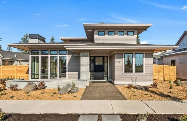 Newer Construction in Discovery West - 3186 NW Strickland Way, Deschutes County, OR 97703