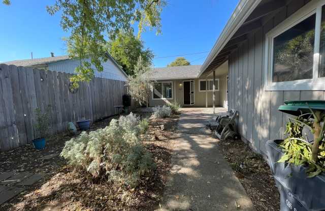 Welcome to a Private Backyard-2 Bedroom 1 Bath Duplex Gallery 4