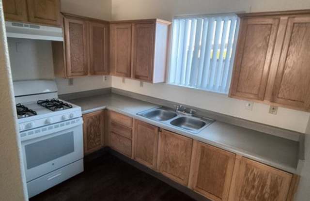 Updated 2 bedroom 1 bath unit near shopping and amenties! Gallery 2