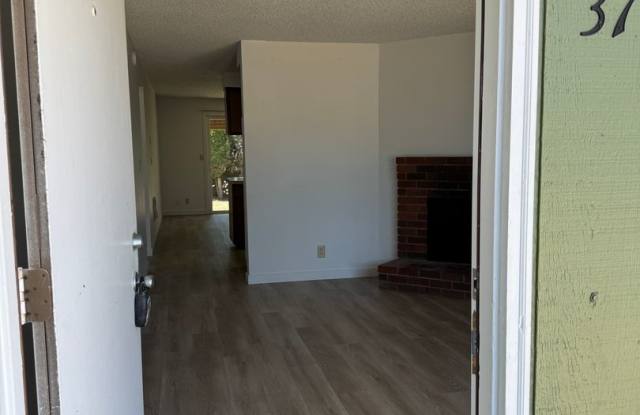 Large single level 2-bedroom/1 bath duplex in Springfield! Gallery 3