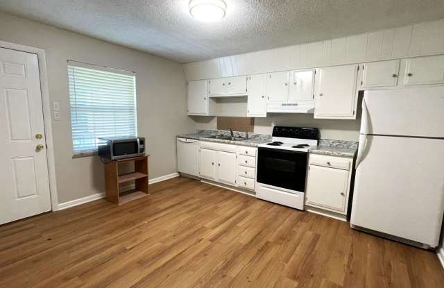 Quaint 2 bedroom 1 bath apartment on quiet street - Available 9/8/25 photos photos