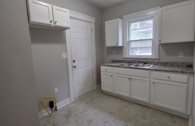 Single Family Home 4 beds 1.5 bath Available Now! Gallery 4