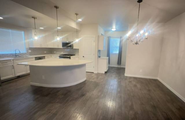 Beautiful Townhome with Fenced Yard! Gallery 4