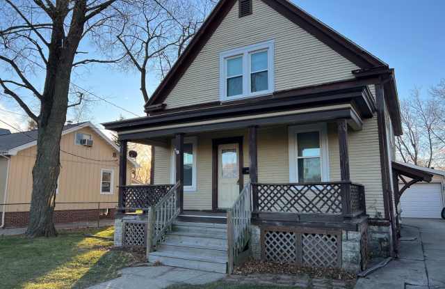 Attractive, recently remodeled, 2BR home in Bloomington. Central air and dog friendly photos photos
