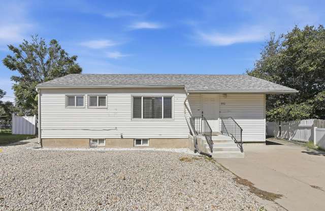 Spacious 4 Bed, 1 Bath Pet-Friendly Home with Equipped Appliances! - Available NOW! Gallery 1
