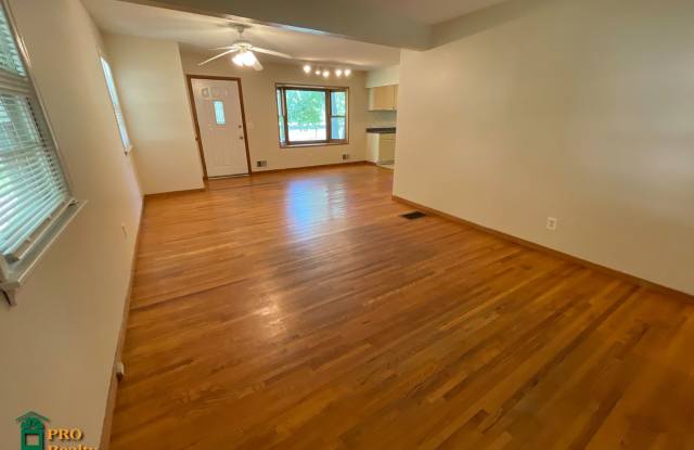 4 Bedroom Home One Block from Medicine Lake photos photos